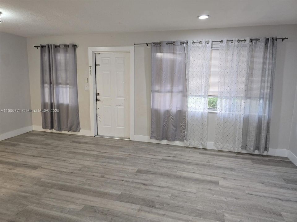 最近租的: $2,700 (2 贝兹, 1 浴室, 1061 平方英尺)