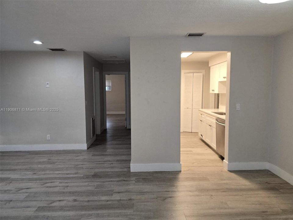 最近租的: $2,700 (2 贝兹, 1 浴室, 1061 平方英尺)