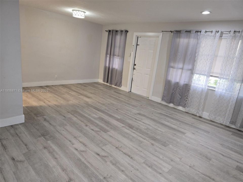 最近租的: $2,700 (2 贝兹, 1 浴室, 1061 平方英尺)