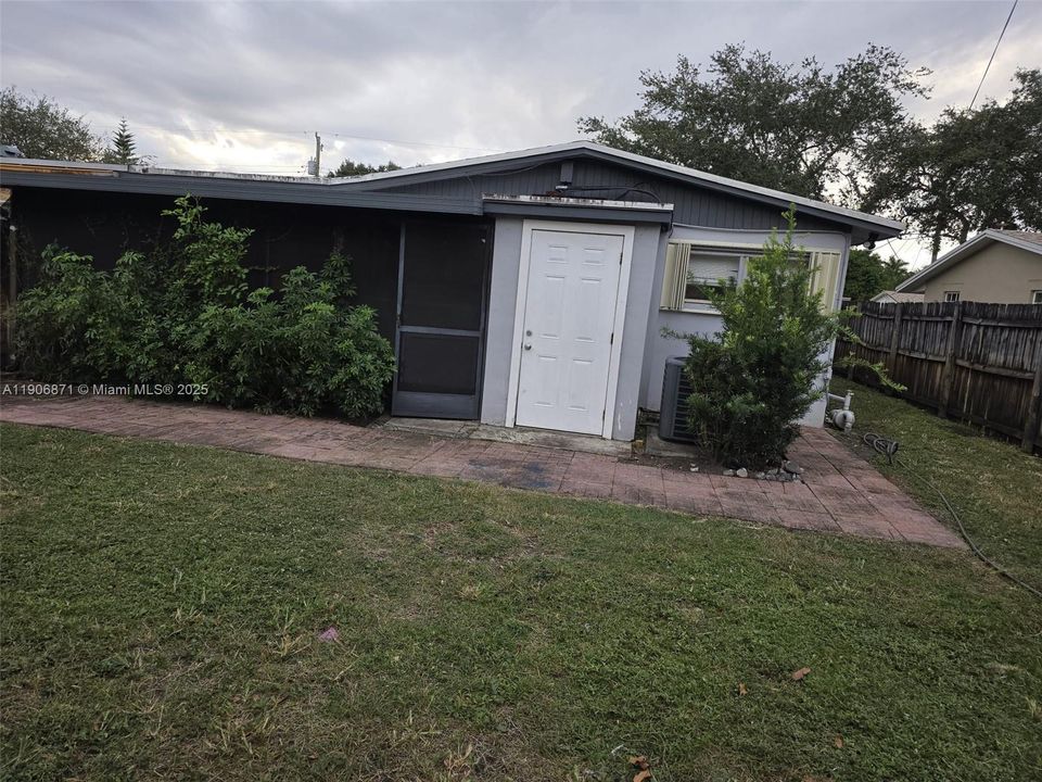 最近租的: $2,700 (2 贝兹, 1 浴室, 1061 平方英尺)