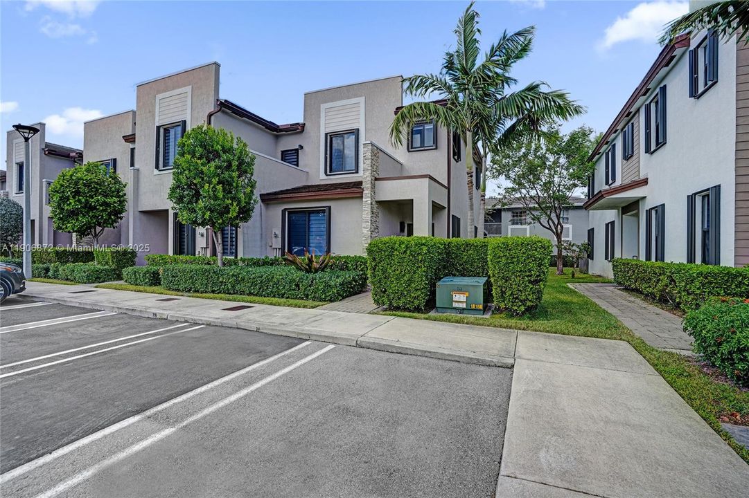 For Sale: $445,000 (3 beds, 3 baths, 1320 Square Feet)