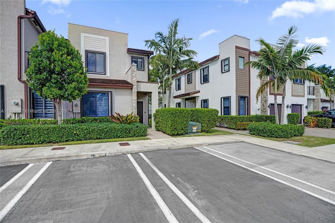 For Sale: $445,000 (3 beds, 3 baths, 1320 Square Feet)