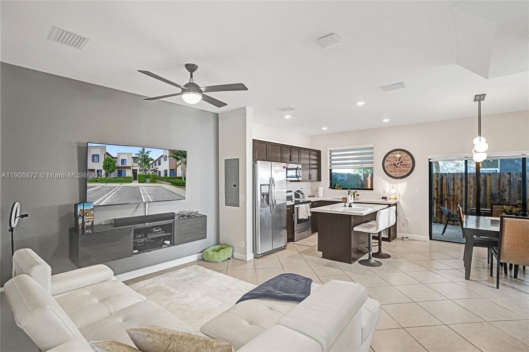 For Sale: $445,000 (3 beds, 3 baths, 1320 Square Feet)