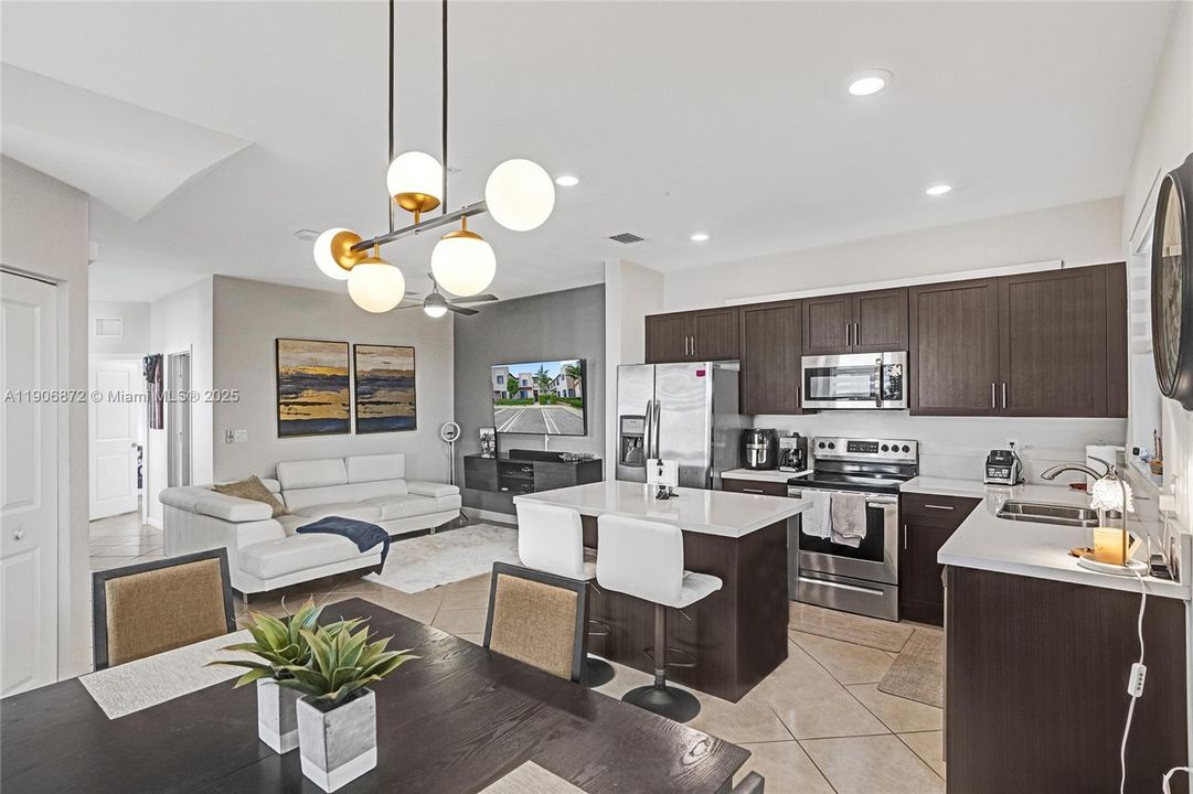 For Sale: $445,000 (3 beds, 3 baths, 1320 Square Feet)