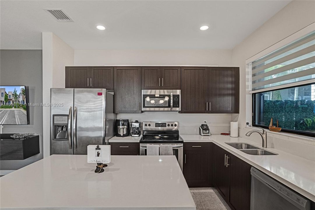 For Sale: $445,000 (3 beds, 3 baths, 1320 Square Feet)