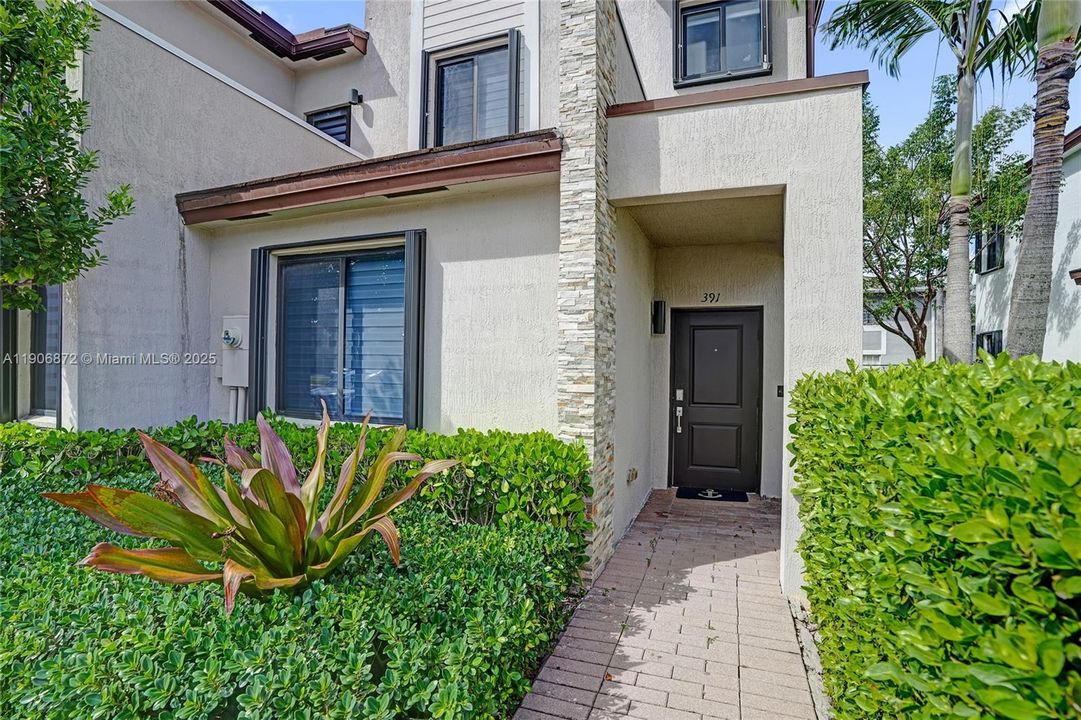 For Sale: $445,000 (3 beds, 3 baths, 1320 Square Feet)