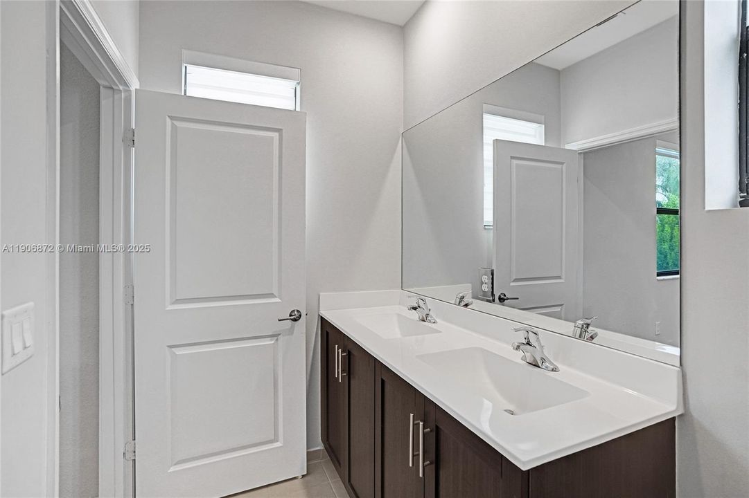 For Sale: $445,000 (3 beds, 3 baths, 1320 Square Feet)