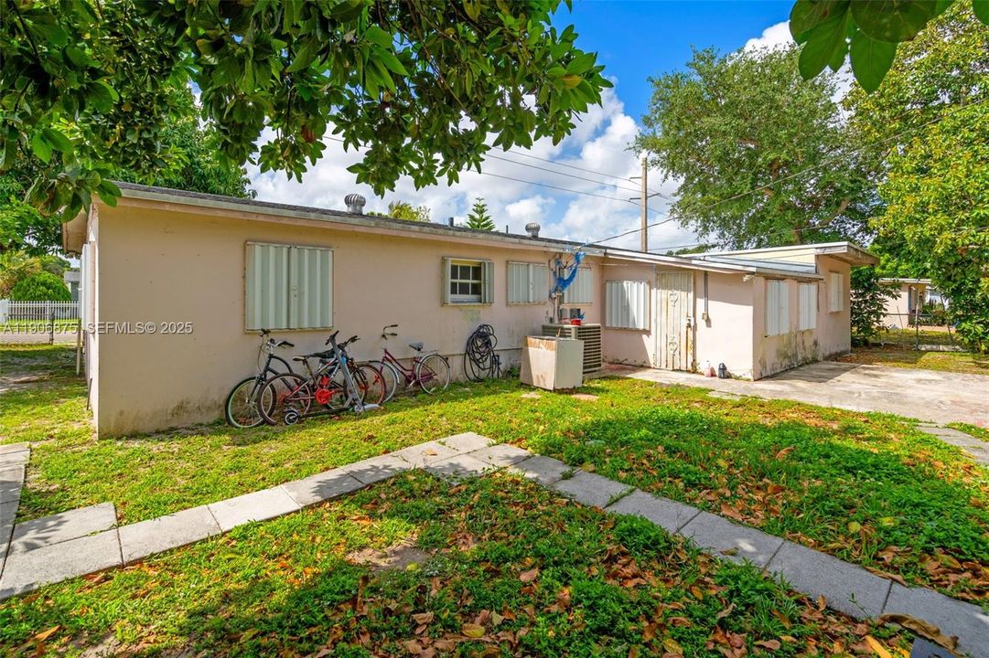For Sale: $569,000 (4 beds, 2 baths, 1673 Square Feet)