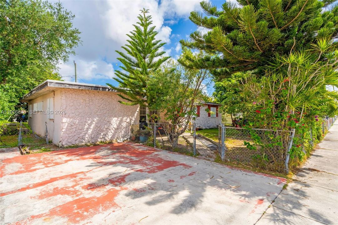 For Sale: $569,000 (4 beds, 2 baths, 1673 Square Feet)