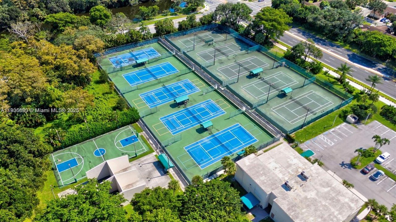 На продажу: $242,000 (2 спален, 2 ванн, 1010 Квадратных фут)