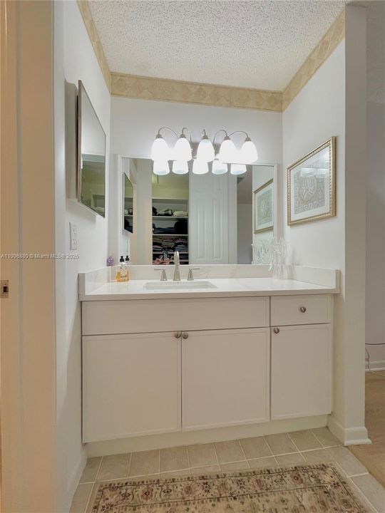 На продажу: $242,000 (2 спален, 2 ванн, 1010 Квадратных фут)