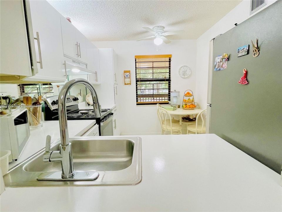 На продажу: $242,000 (2 спален, 2 ванн, 1010 Квадратных фут)