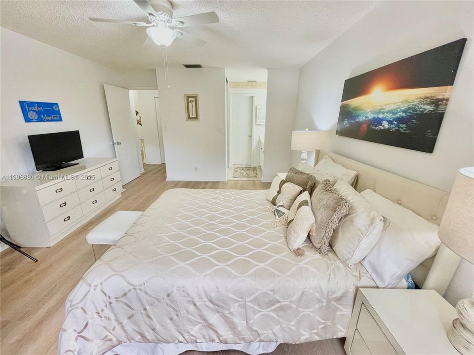 На продажу: $242,000 (2 спален, 2 ванн, 1010 Квадратных фут)