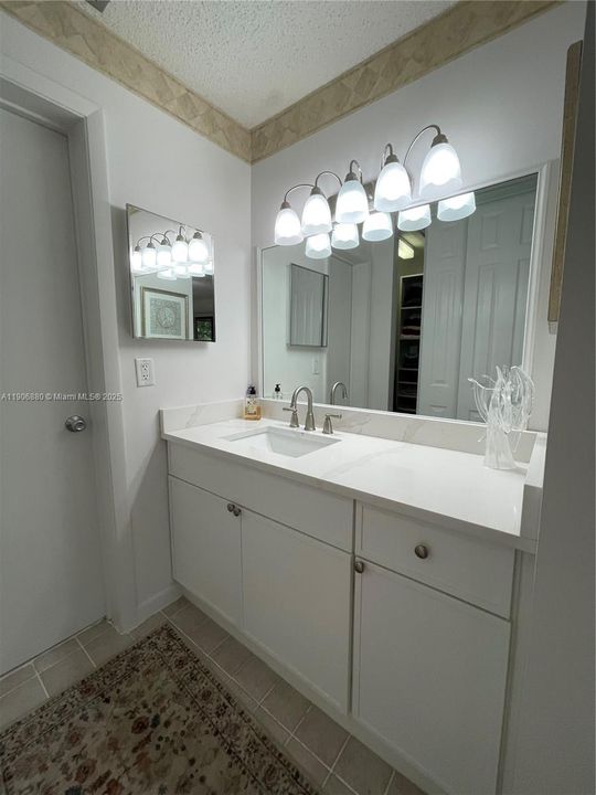 На продажу: $242,000 (2 спален, 2 ванн, 1010 Квадратных фут)