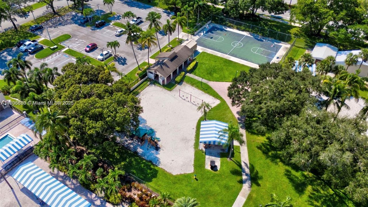 На продажу: $242,000 (2 спален, 2 ванн, 1010 Квадратных фут)