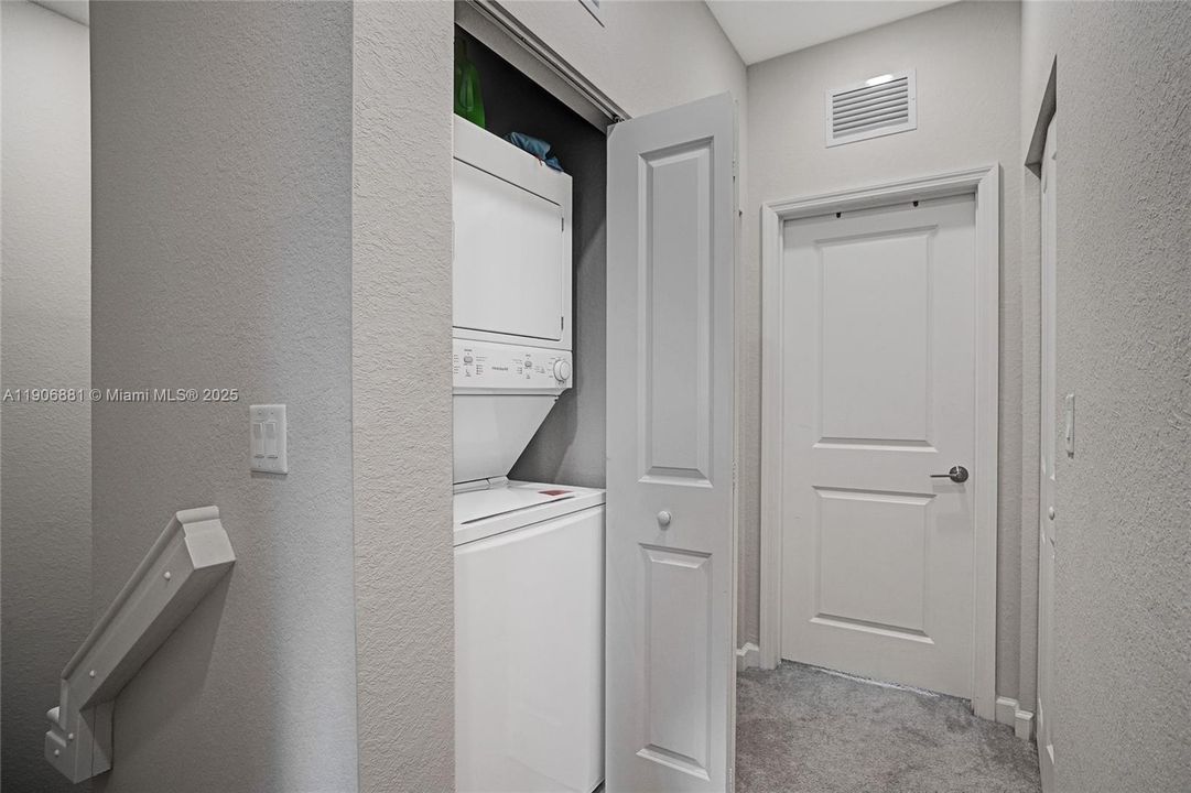 Active With Contract: $2,900 (3 beds, 3 baths, 1320 Square Feet)