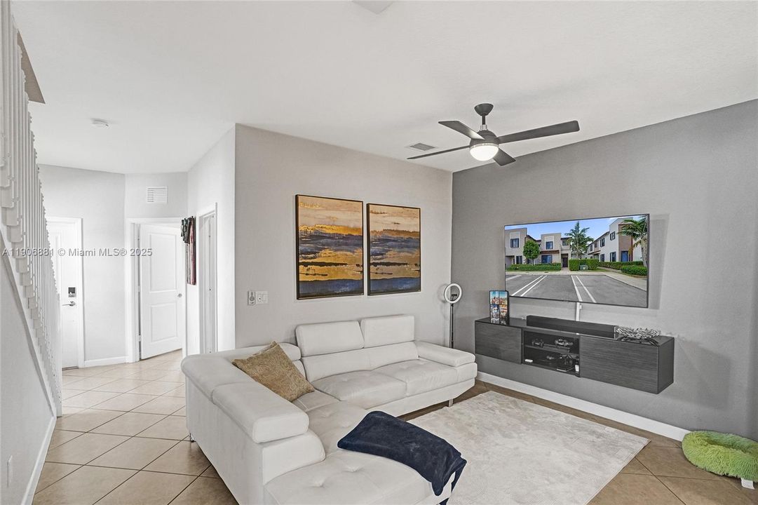 Active With Contract: $2,900 (3 beds, 3 baths, 1320 Square Feet)