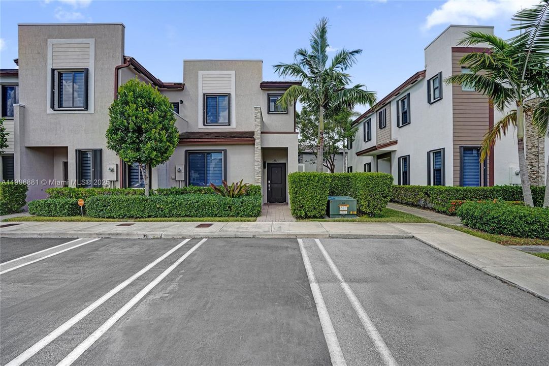 Active With Contract: $2,900 (3 beds, 3 baths, 1320 Square Feet)