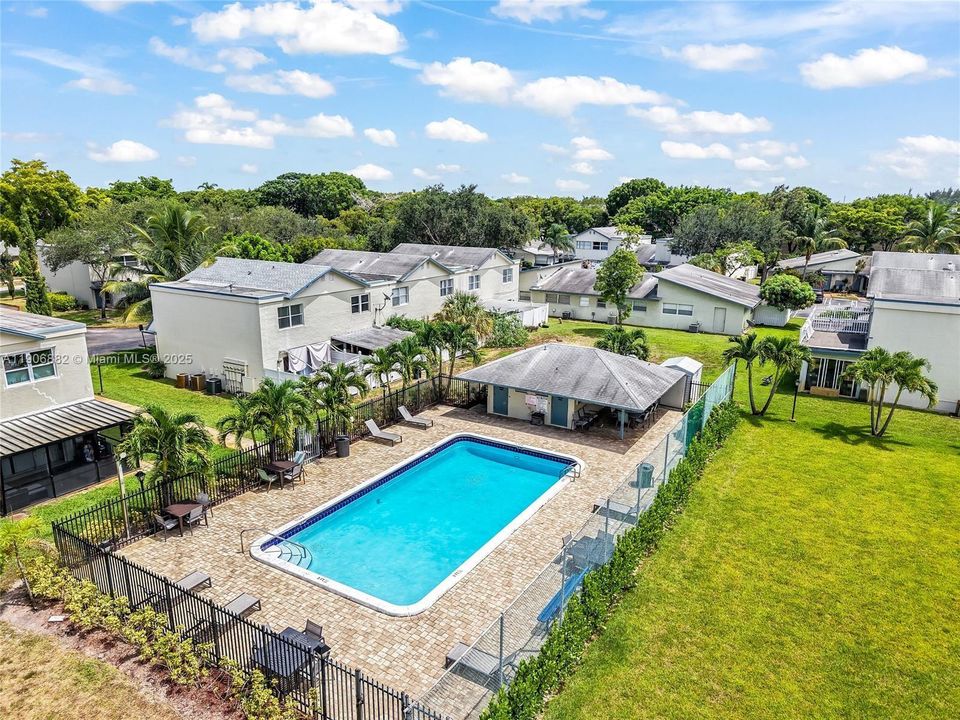 For Rent: $2,000 (2 beds, 2 baths, 912 Square Feet)