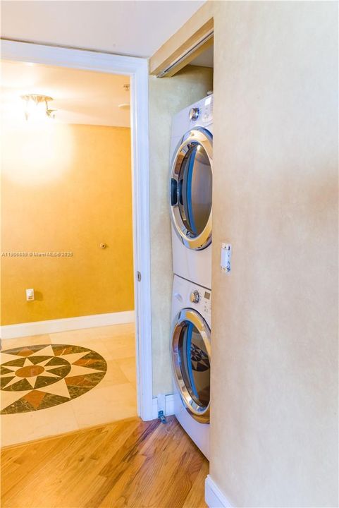 合同活跃: $5,000 (3 贝兹, 3 浴室, 2000 平方英尺)