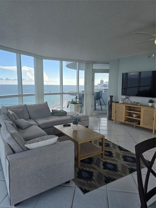 合同活跃: $5,000 (3 贝兹, 3 浴室, 2000 平方英尺)