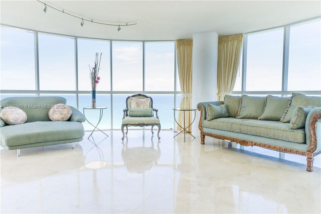 合同活跃: $5,000 (3 贝兹, 3 浴室, 2000 平方英尺)