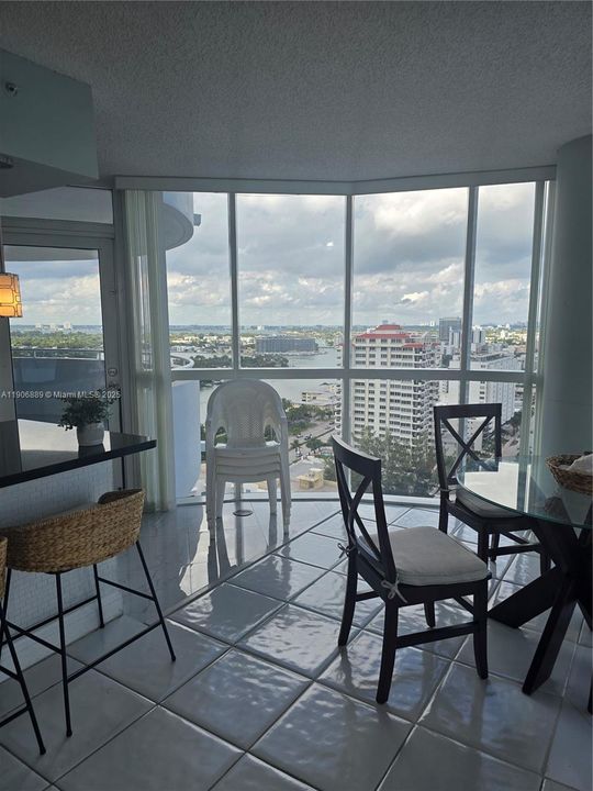 合同活跃: $5,000 (3 贝兹, 3 浴室, 2000 平方英尺)