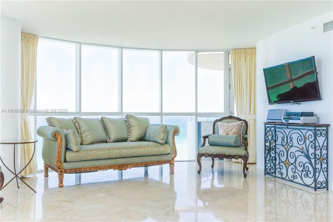 合同活跃: $5,000 (3 贝兹, 3 浴室, 2000 平方英尺)