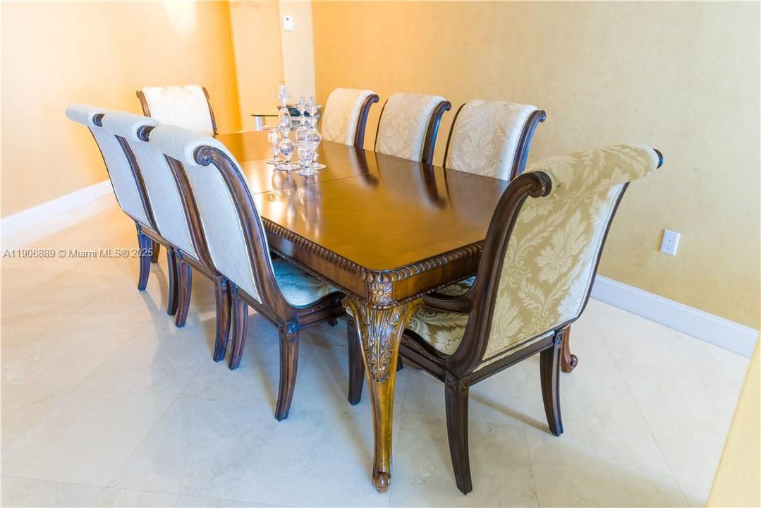 合同活跃: $5,000 (3 贝兹, 3 浴室, 2000 平方英尺)