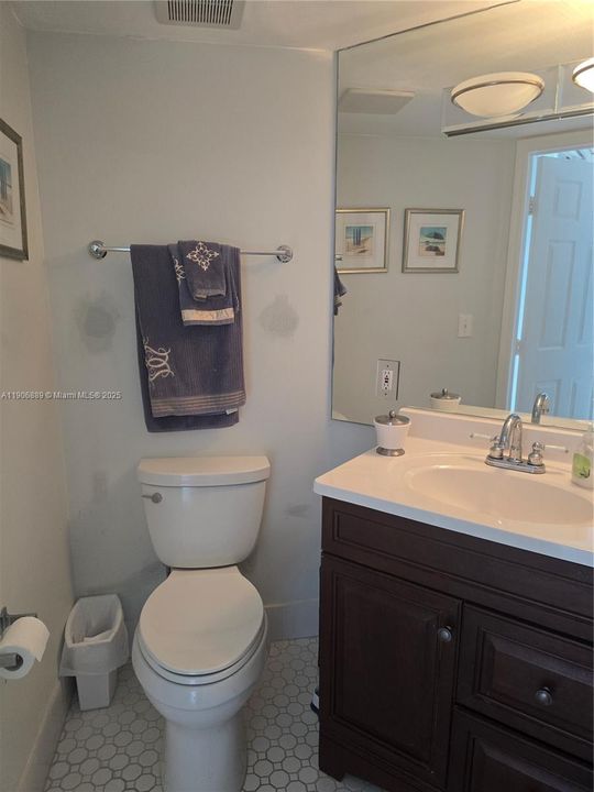 合同活跃: $5,000 (3 贝兹, 3 浴室, 2000 平方英尺)