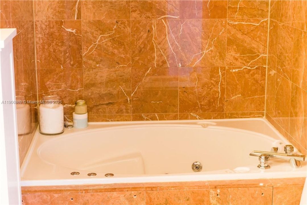 合同活跃: $5,000 (3 贝兹, 3 浴室, 2000 平方英尺)