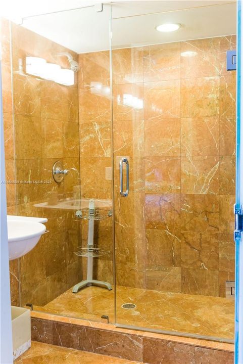 合同活跃: $5,000 (3 贝兹, 3 浴室, 2000 平方英尺)