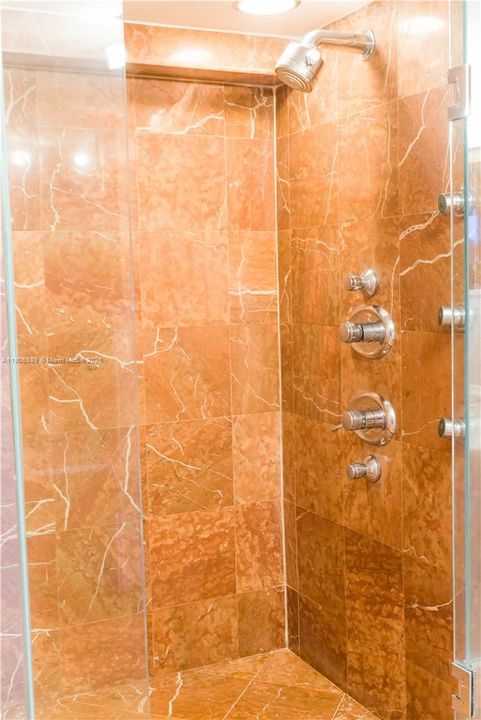 合同活跃: $5,000 (3 贝兹, 3 浴室, 2000 平方英尺)