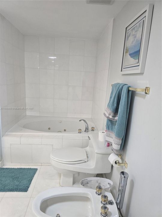 合同活跃: $5,000 (3 贝兹, 3 浴室, 2000 平方英尺)