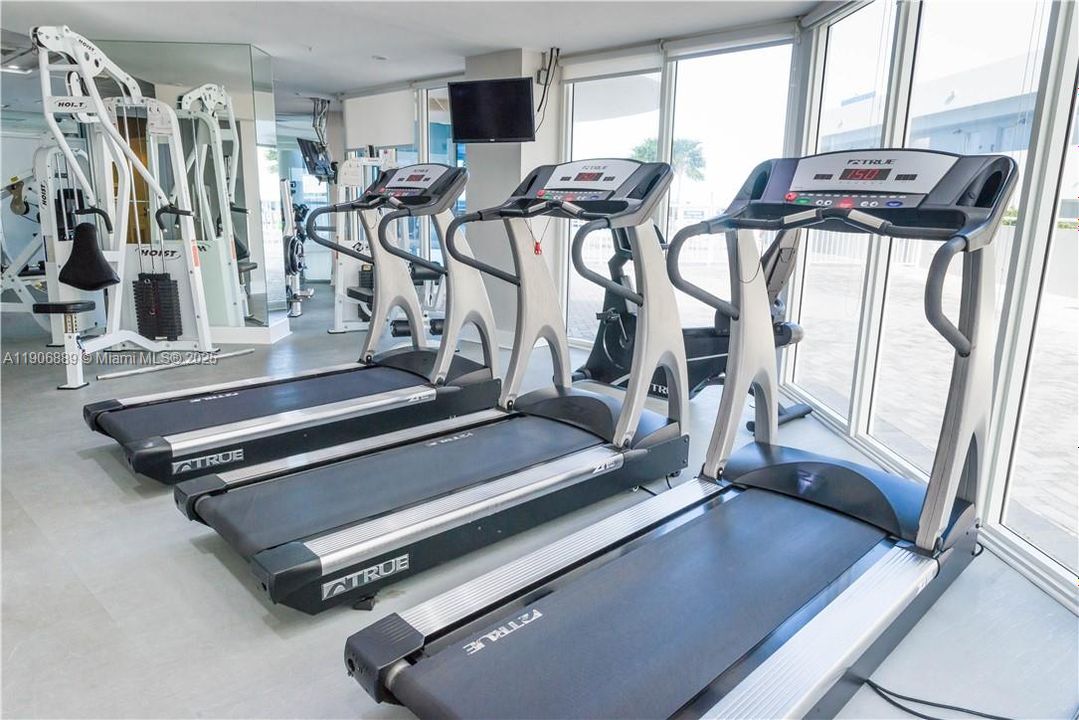 合同活跃: $5,000 (3 贝兹, 3 浴室, 2000 平方英尺)