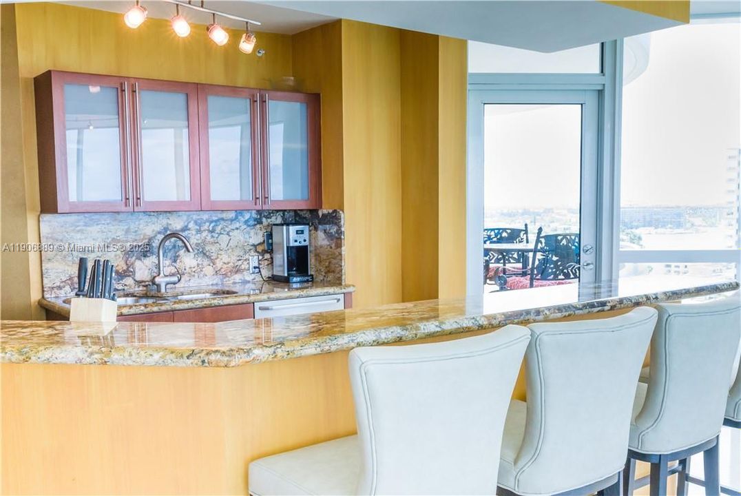 合同活跃: $5,000 (3 贝兹, 3 浴室, 2000 平方英尺)