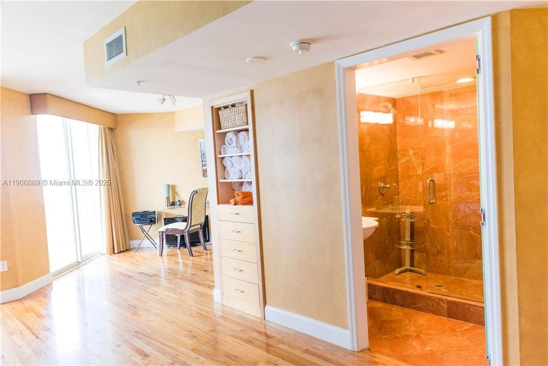 合同活跃: $5,000 (3 贝兹, 3 浴室, 2000 平方英尺)