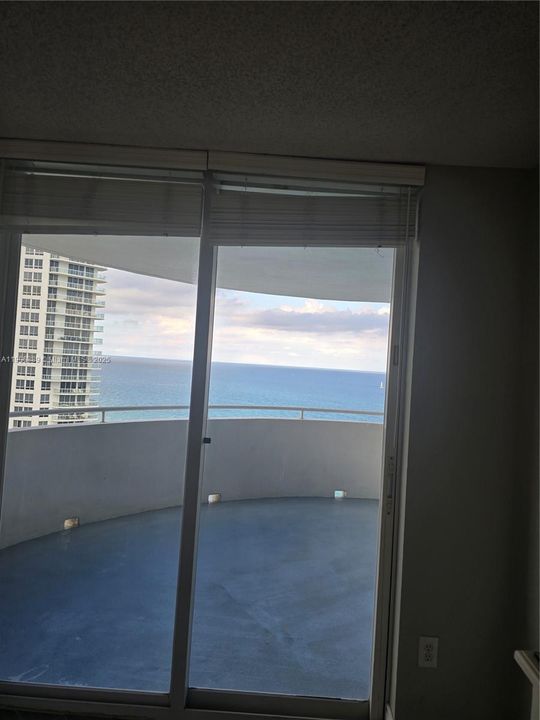 合同活跃: $5,000 (3 贝兹, 3 浴室, 2000 平方英尺)