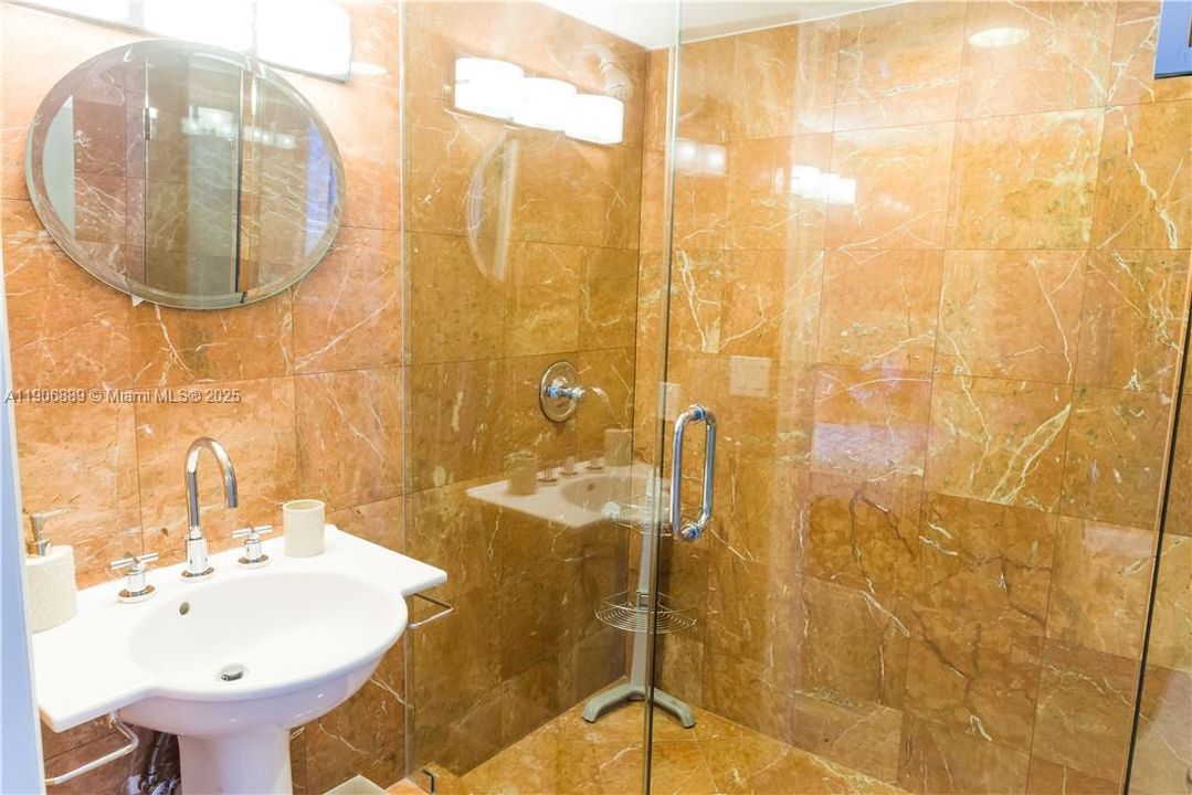 合同活跃: $5,000 (3 贝兹, 3 浴室, 2000 平方英尺)