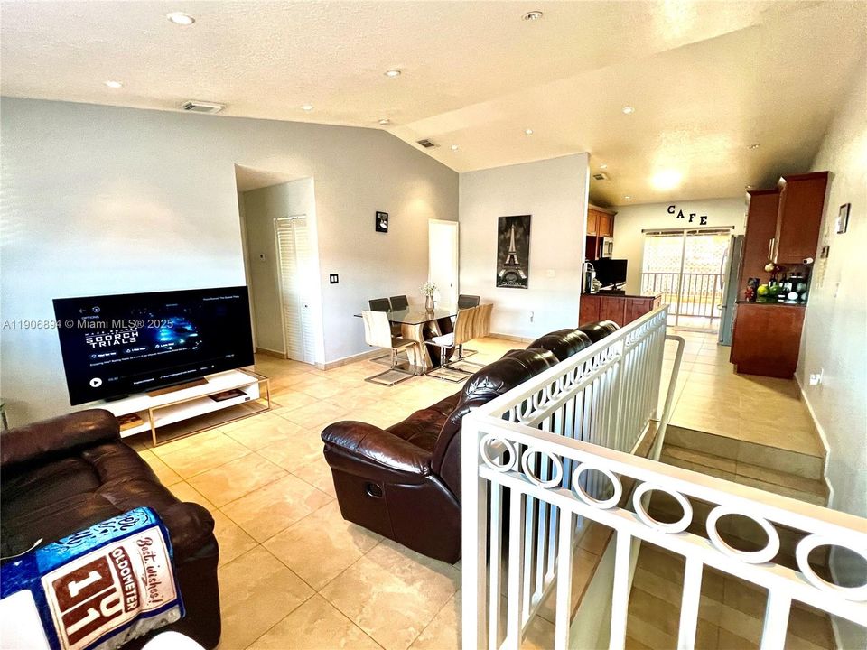 En Venta: $355,000 (2 camas, 2 baños, 1080 Pies cuadrados)