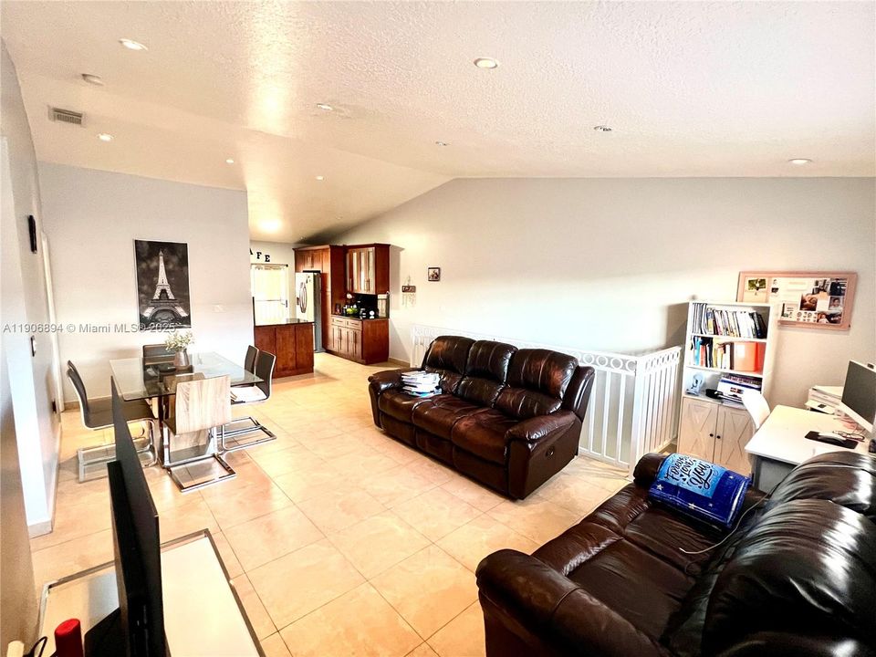 En Venta: $355,000 (2 camas, 2 baños, 1080 Pies cuadrados)