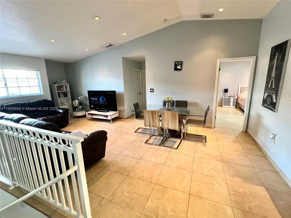 En Venta: $355,000 (2 camas, 2 baños, 1080 Pies cuadrados)