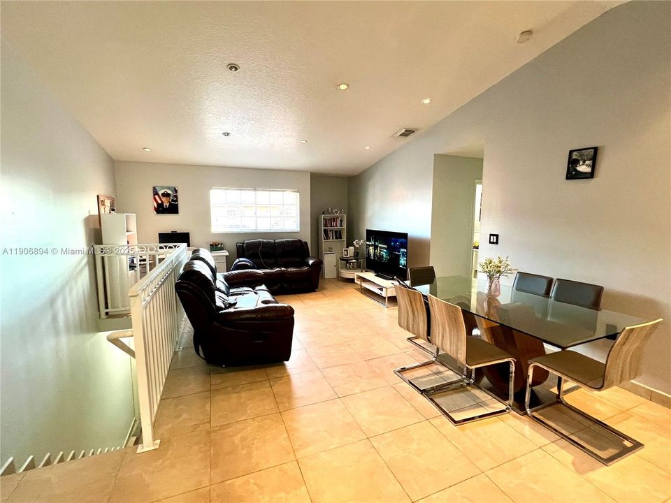 En Venta: $355,000 (2 camas, 2 baños, 1080 Pies cuadrados)