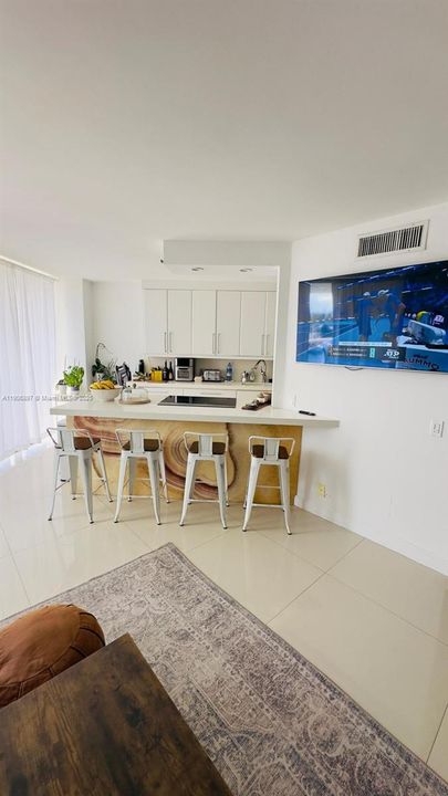 出租: $3,950 (3 贝兹, 2 浴室, 1406 平方英尺)