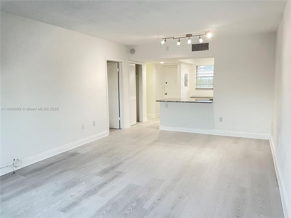 Recently Rented: $1,800 (1 beds, 1 baths, 800 Square Feet)
