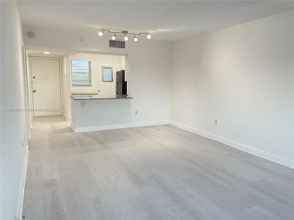 Recently Rented: $1,800 (1 beds, 1 baths, 800 Square Feet)