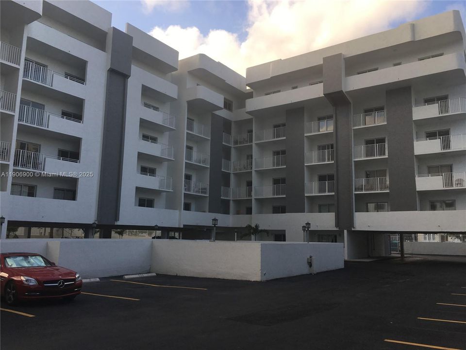 For Rent: $2,400 (2 beds, 2 baths, 1050 Square Feet)