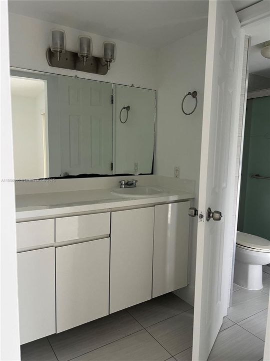 For Rent: $2,400 (2 beds, 2 baths, 1050 Square Feet)