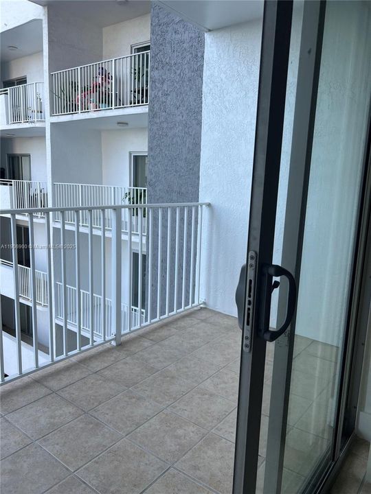 For Rent: $2,400 (2 beds, 2 baths, 1050 Square Feet)