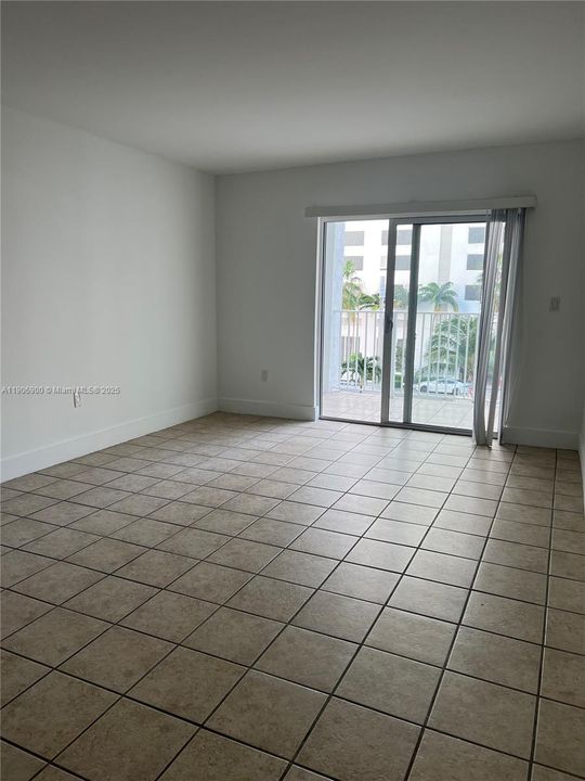 For Rent: $2,400 (2 beds, 2 baths, 1050 Square Feet)